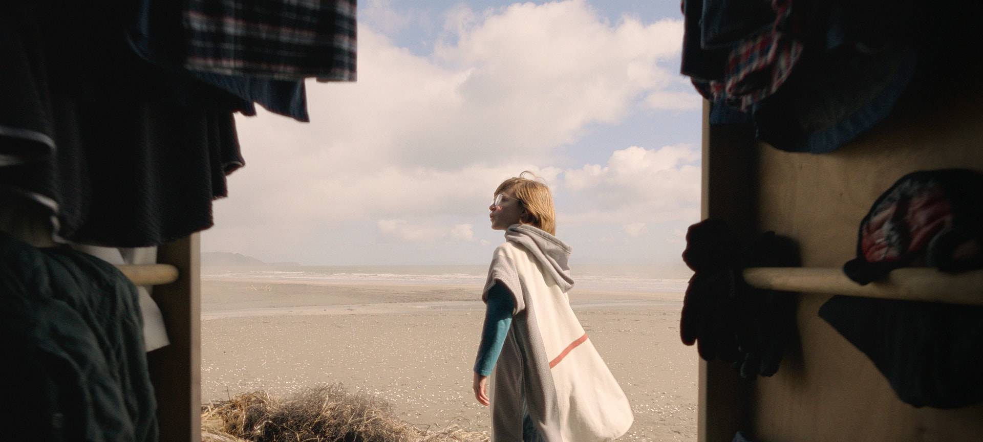 Kevin geht durch das Portal in die Vergangenheit.