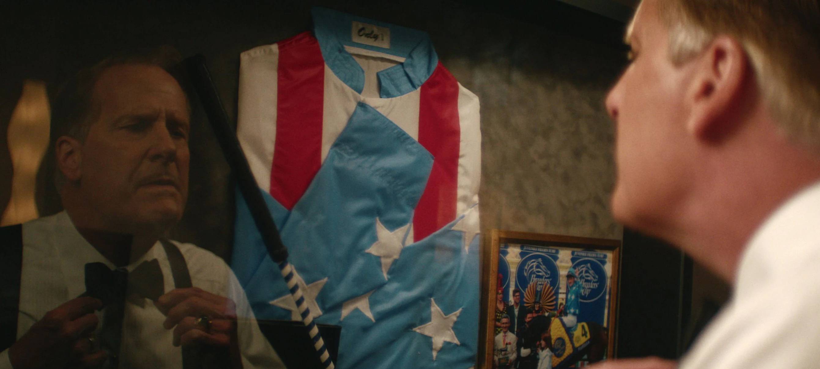 Charly Croker blickt in den Spiegel.