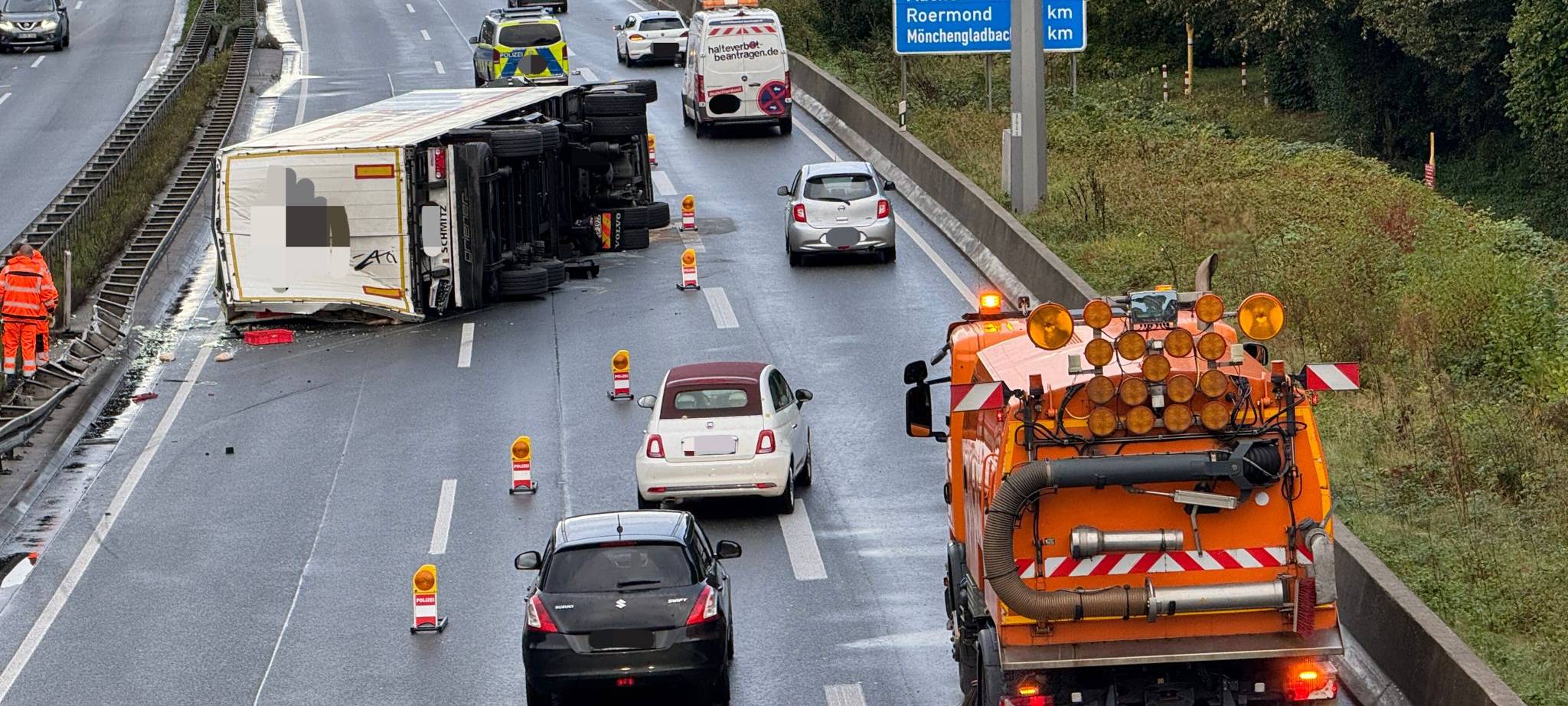 LKW kippt auf der A 52 um