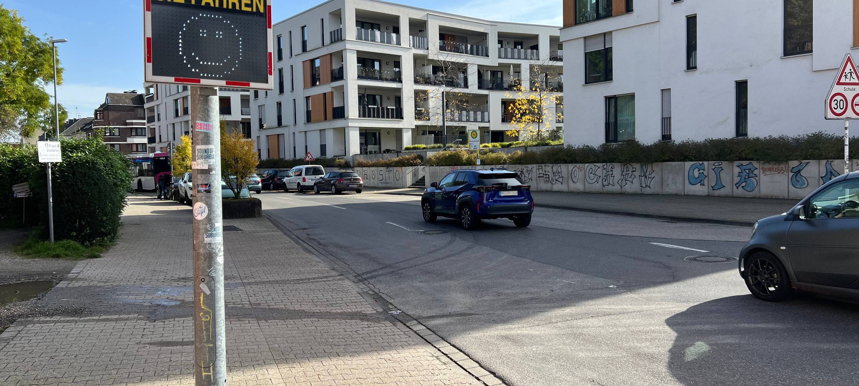 Smiley-Tafeln an Lüpertzender Straße angebracht