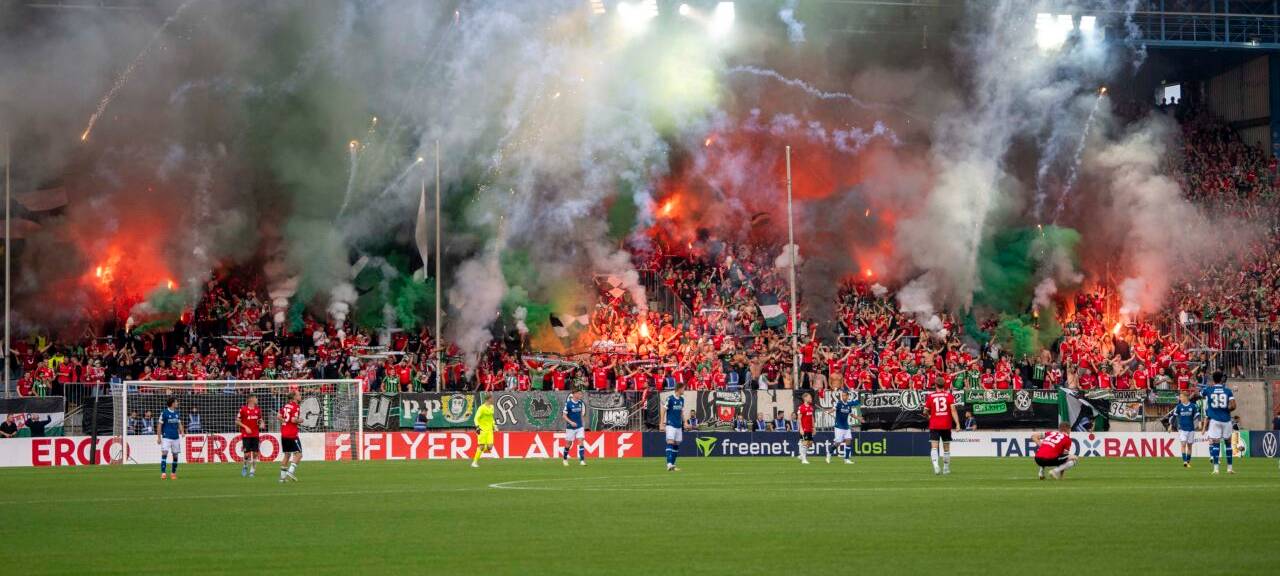 Pyrotechnik wird im Stadion gezündet.