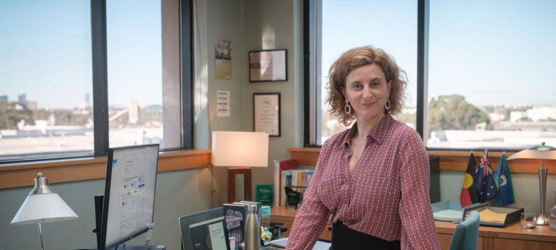 Hannah in ihrem Büro.