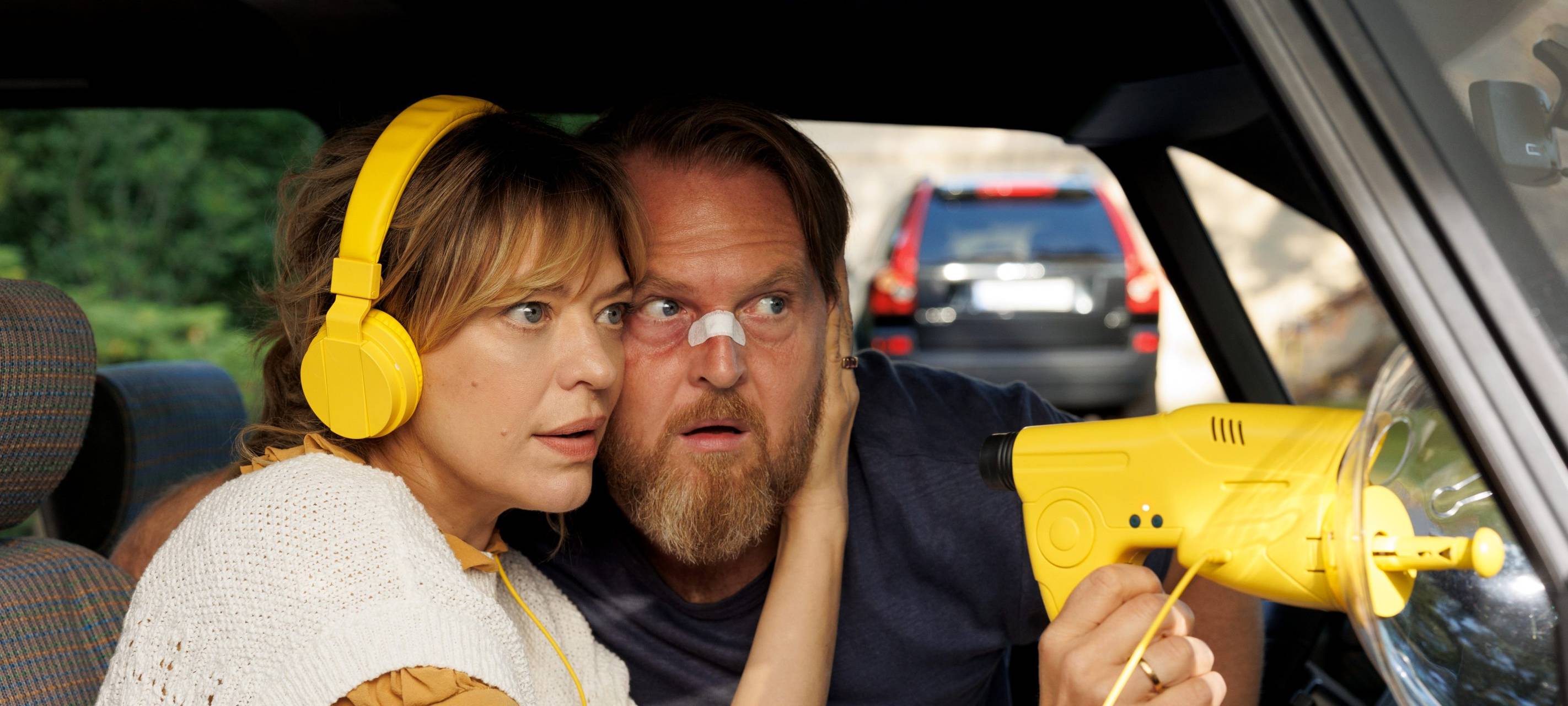 Wandas Eltern spähen die Nachbarschaft aus.