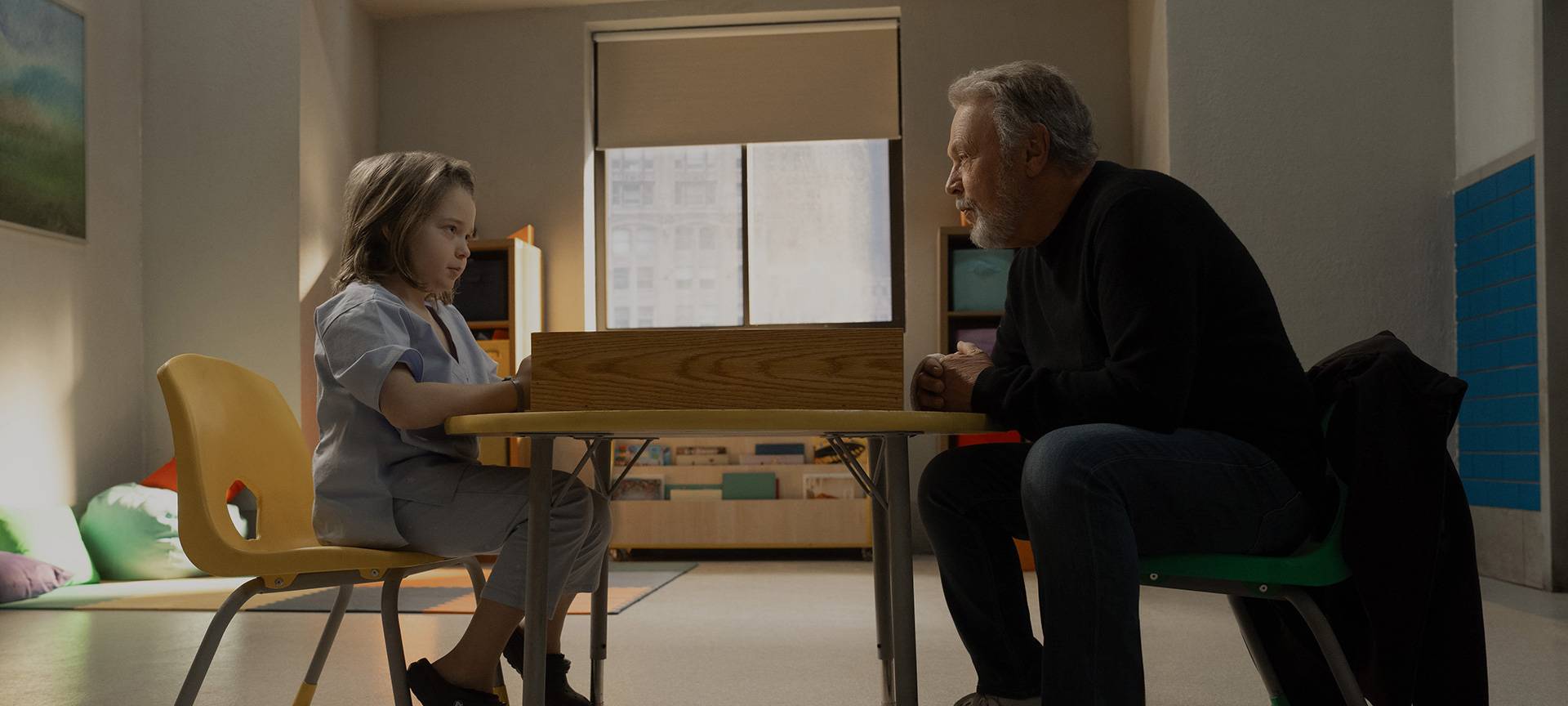 Eli und Noah unterhalten sich.