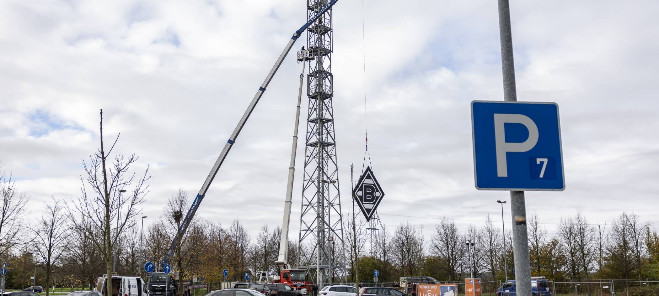 Neuer Mobilfunkmast mit Borussia-Raute am Nordpark