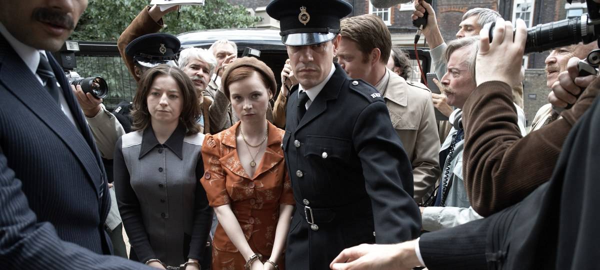 Die Mädchen werden verhaftet.