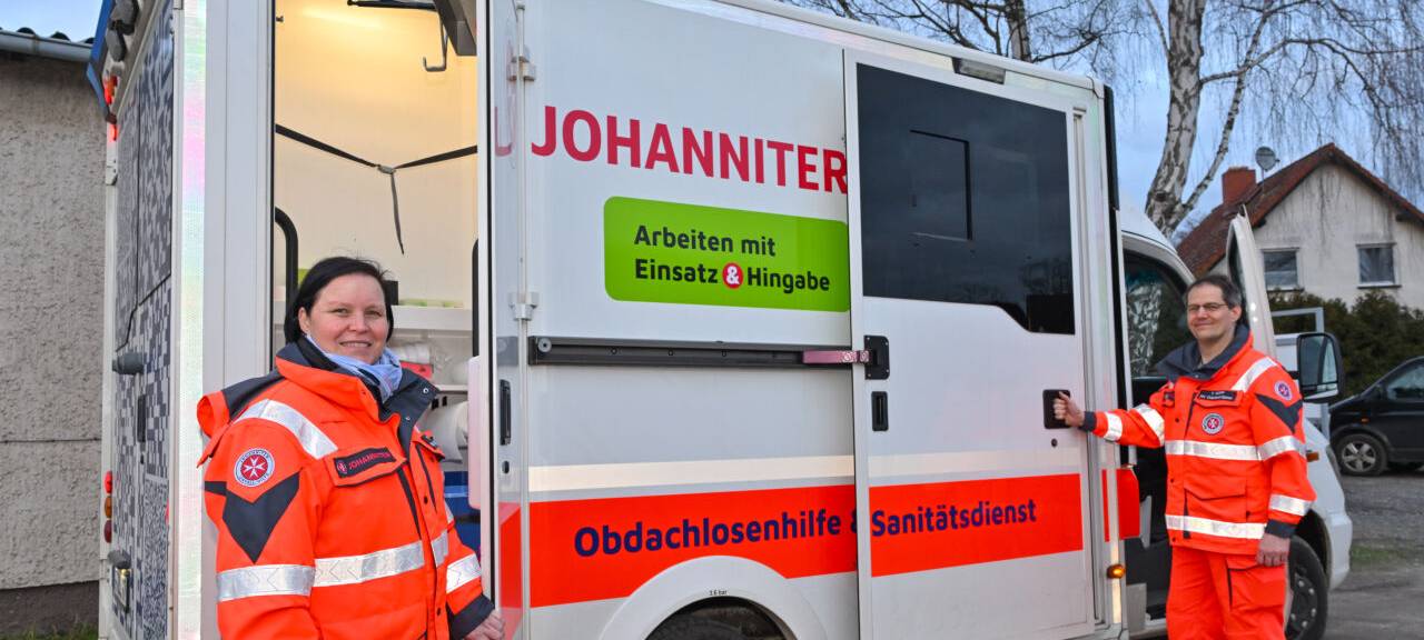 In der Johanniter-Unfall-Hilfe engagieren sich ehrenamtliche Mitarbeitende, die sozial Bedürftige und Obdachlose versorgen