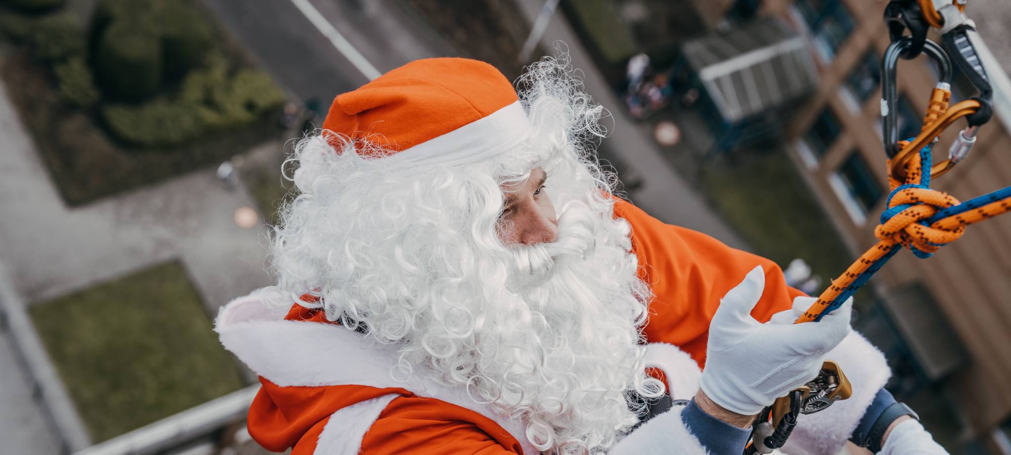 Nikolaus und Superhelden seilen sich vom Krankenhaus ab