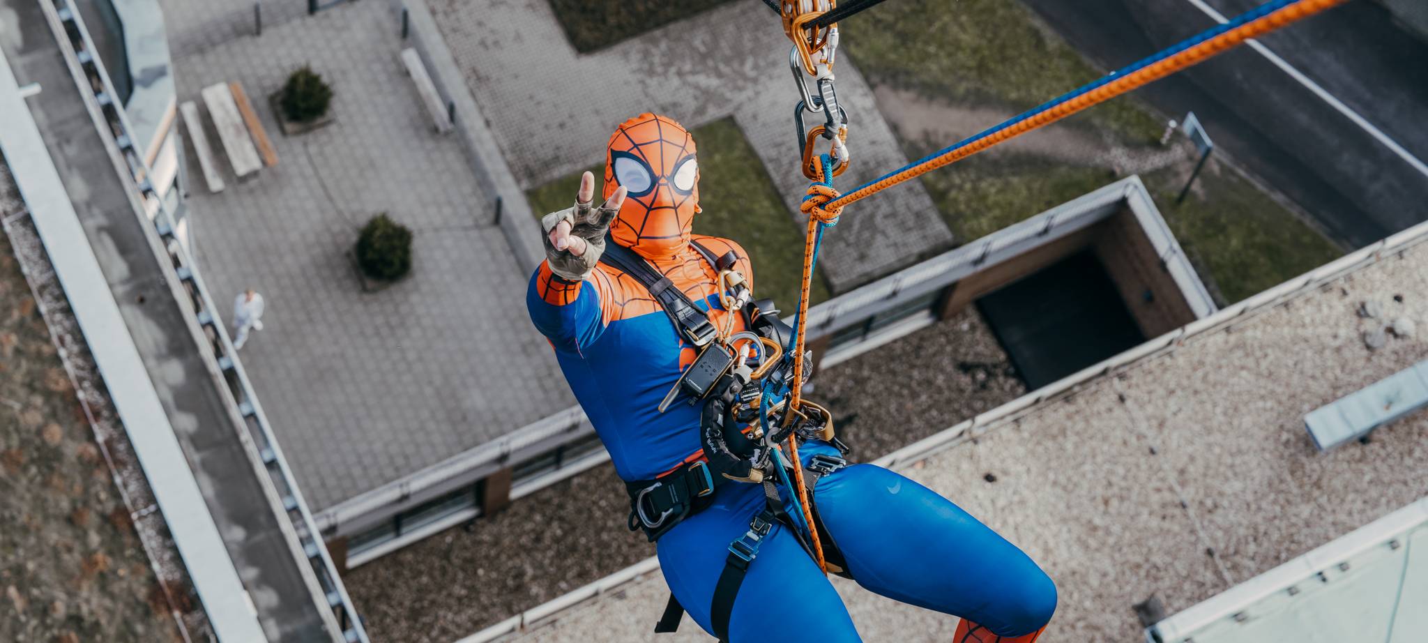 Nikolaus und Superhelden seilen sich vom Krankenhaus ab