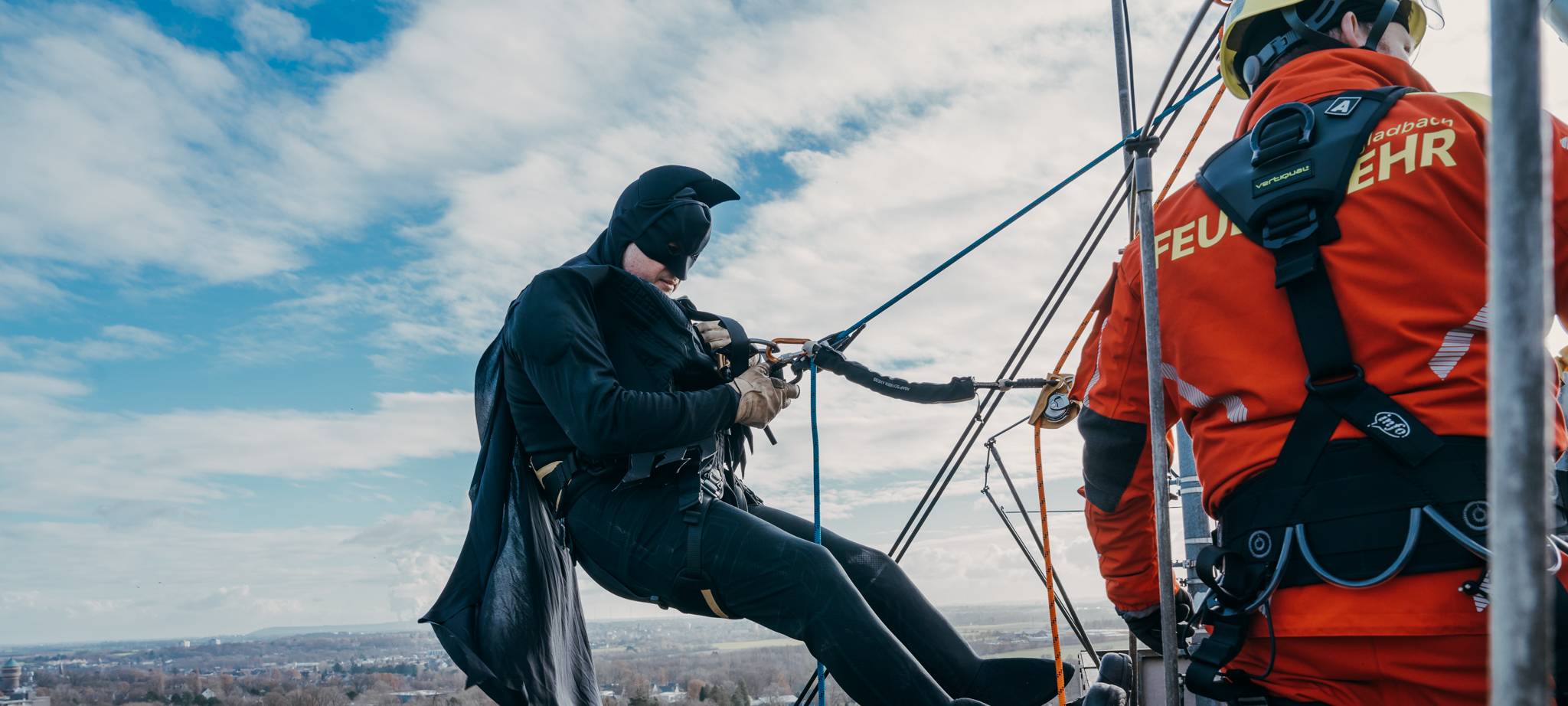 Nikolaus und Superhelden seilen sich vom Krankenhaus ab