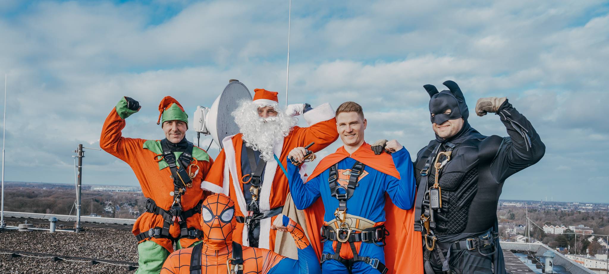 Nikolaus und Superhelden seilen sich vom Krankenhaus ab