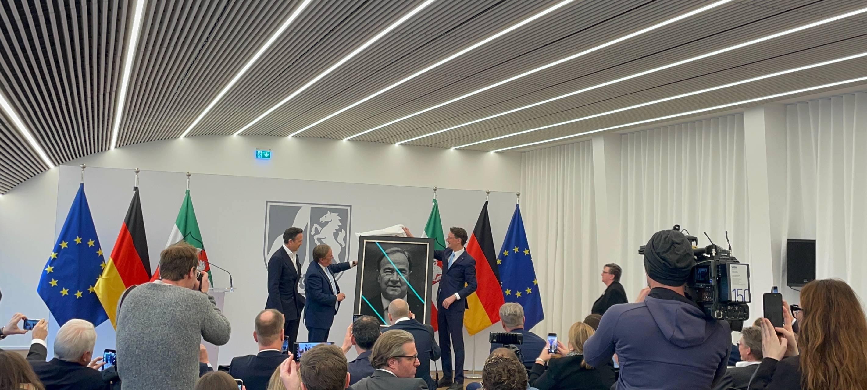 Der ehemalige NRW-Ministerpräsident Armin Laschet präsentiert zusammen mit seinem Amtsnachfolger Hendrik Wüst sein Bild für die Ahnengalerie des Landtages