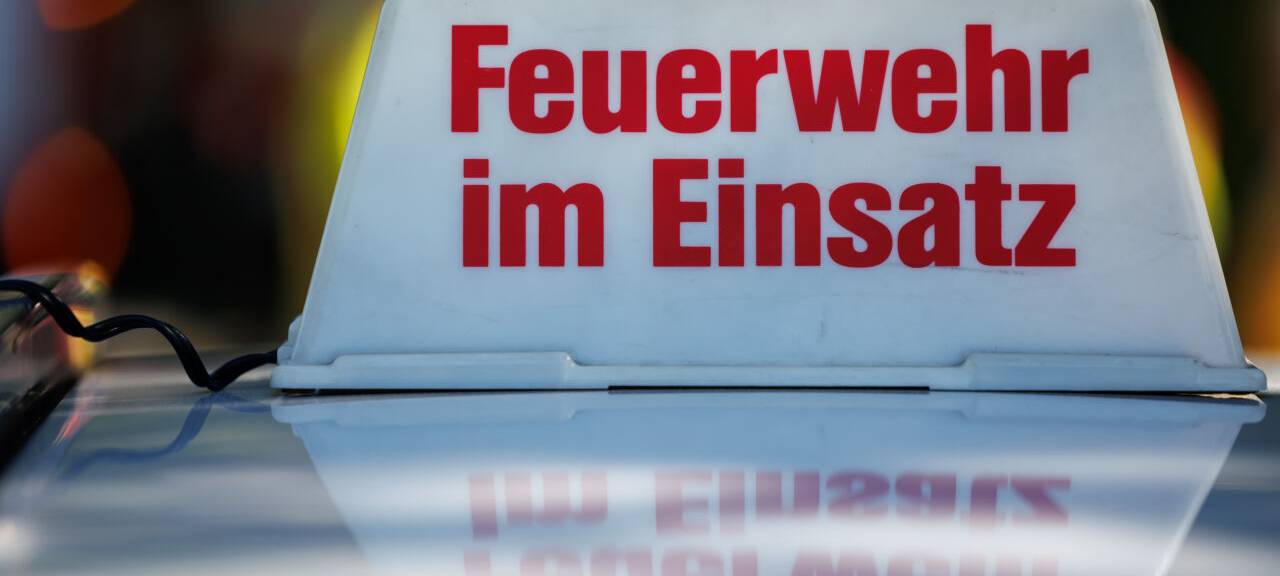 "Feuerwehr im Einsatz" steht auf einem mobilen Auto-Dachschild.