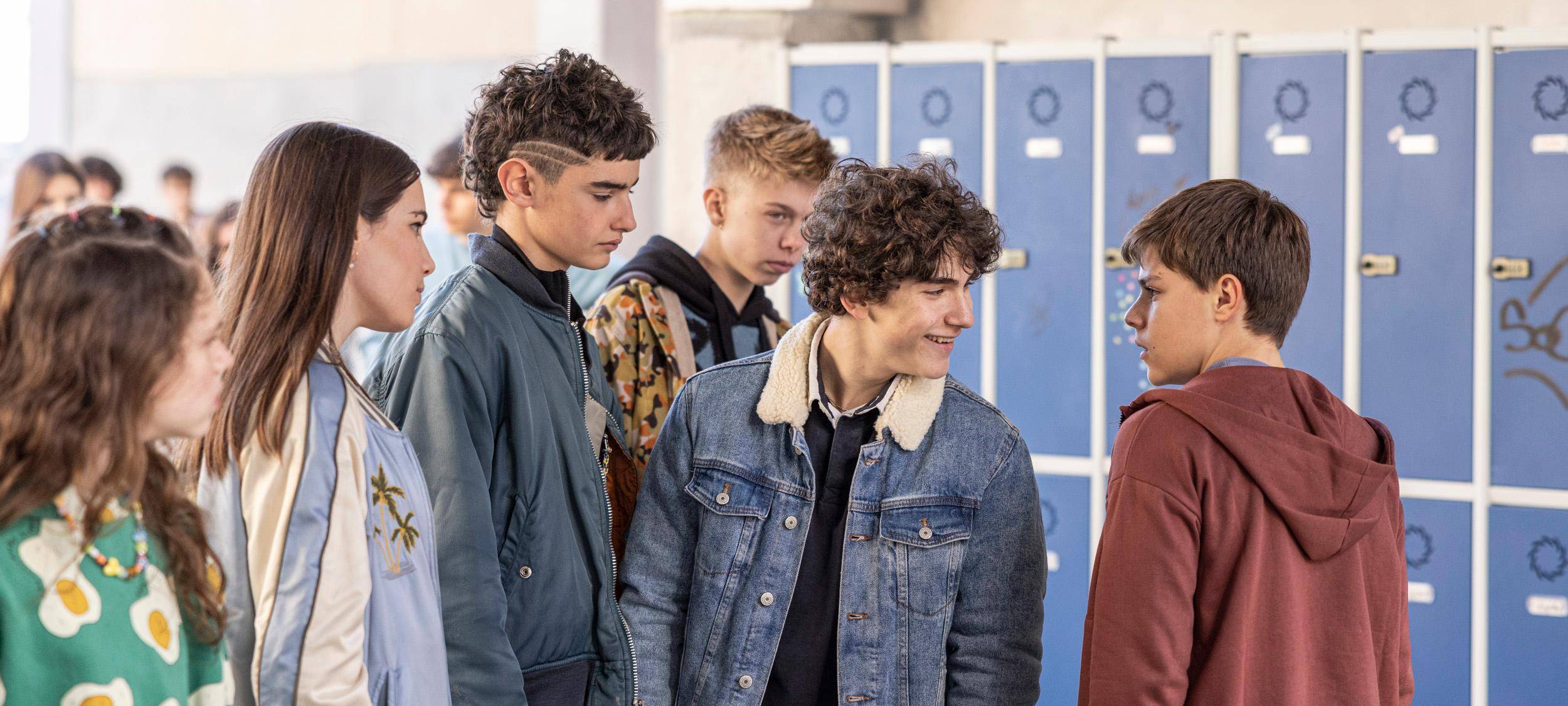 Capi ist umringt von Mitschülern.