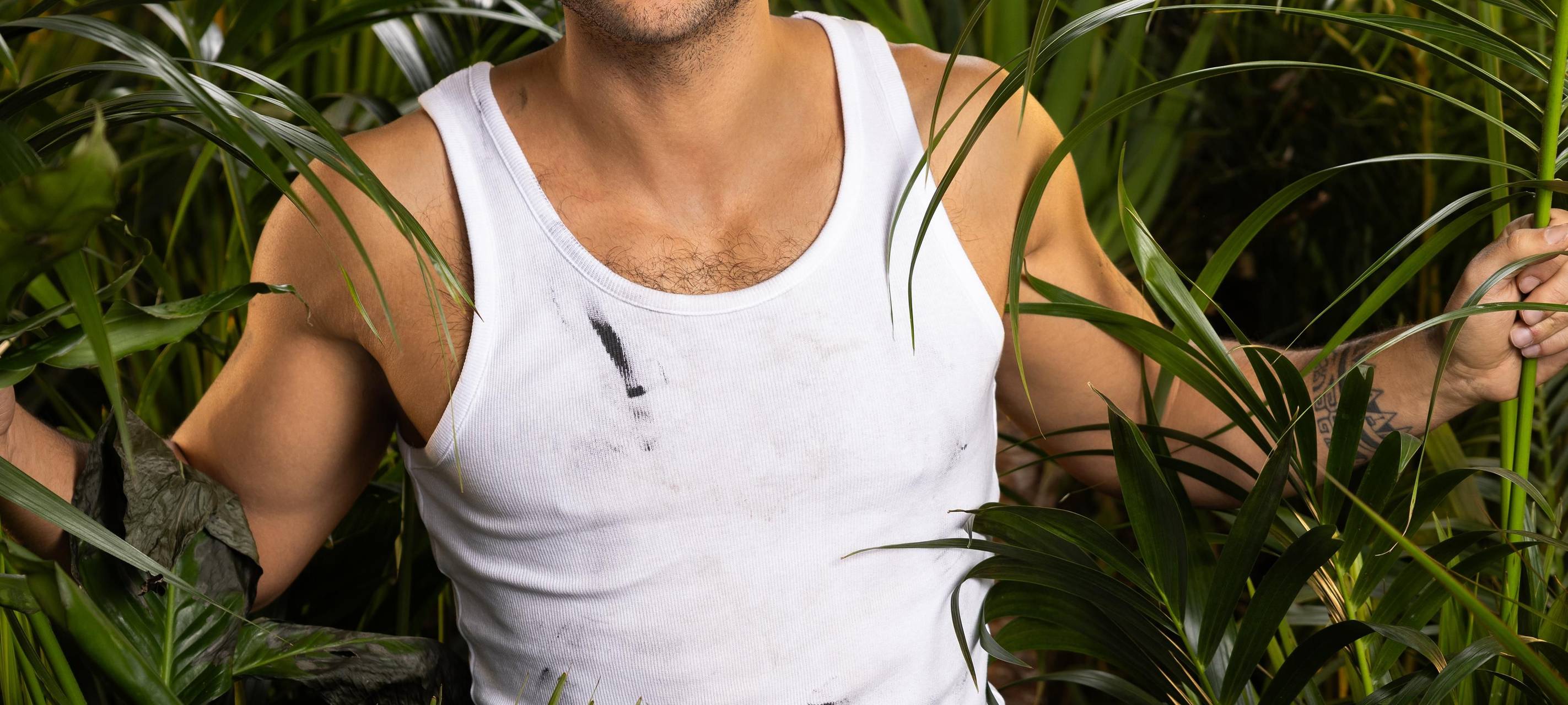 Timur Ülker schaut lächelnd in die Kamera - im Rahmen des RTL-Dschungelcamps.