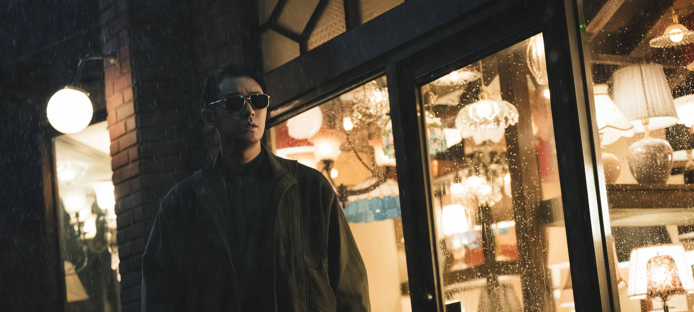 Der Inhaber des Light Shops.