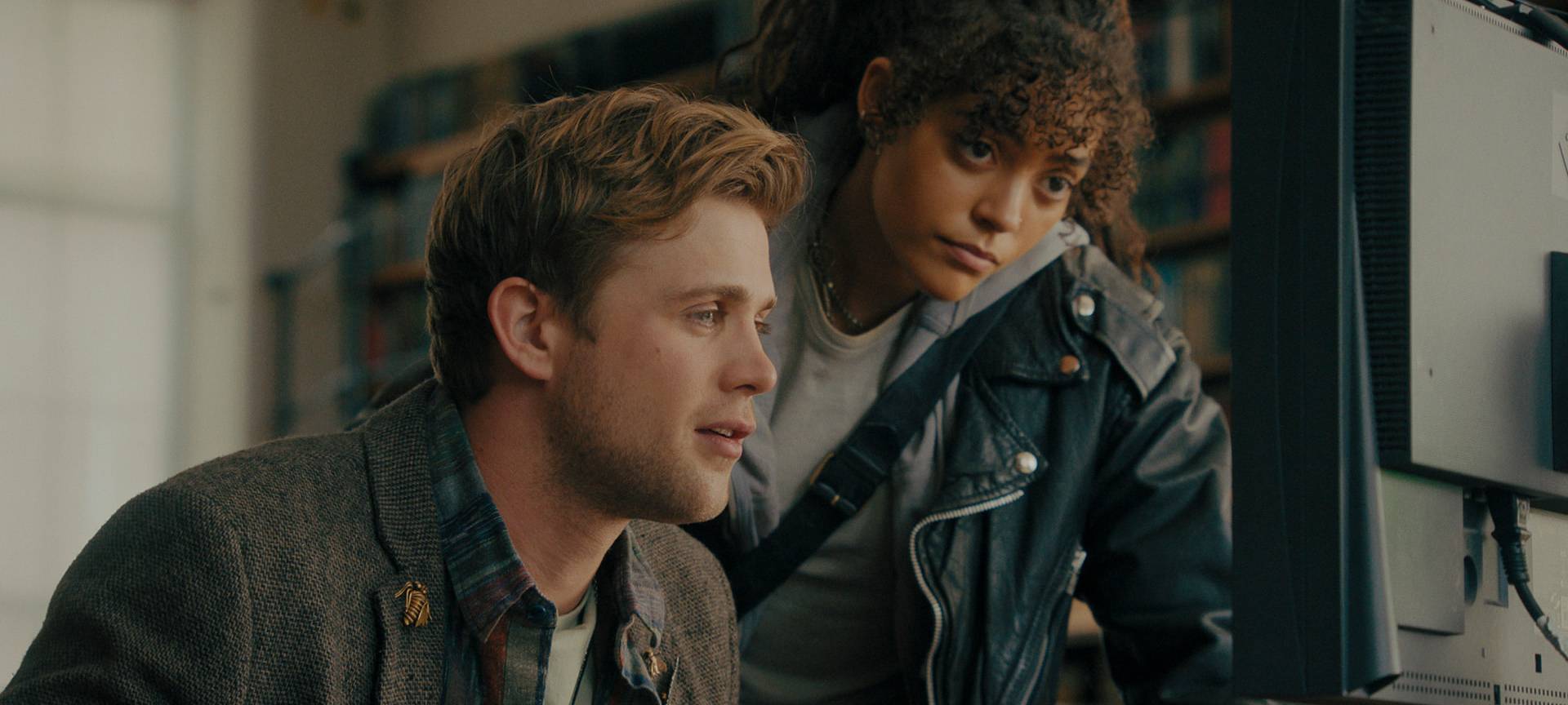 Edward arbeitet mit der Agentin zusammen.