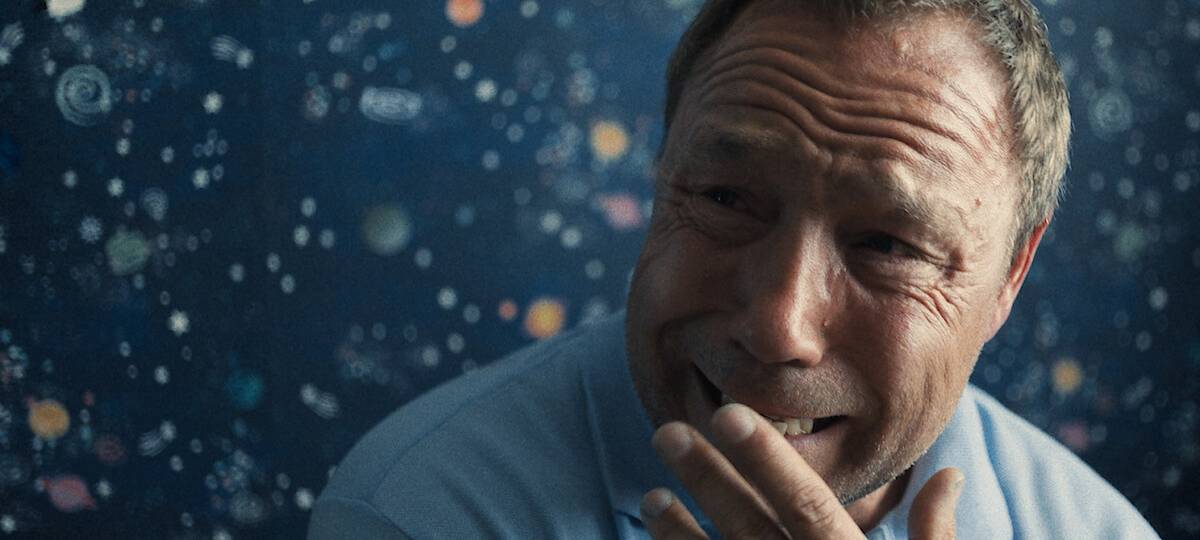 Jamies Vater Eddie ist vcerzweifelt.