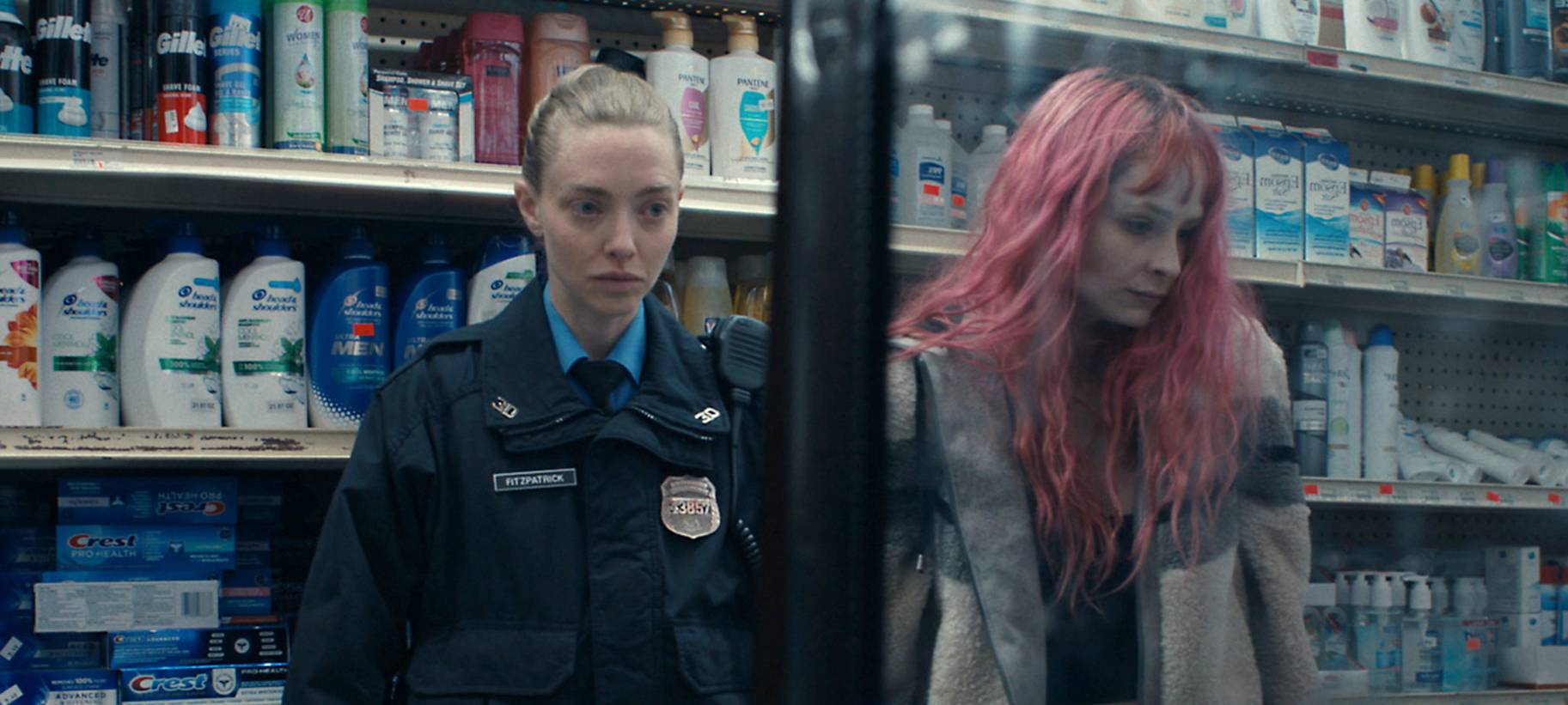 Mickey trifft in einem Laden auf ihrer Schwester.