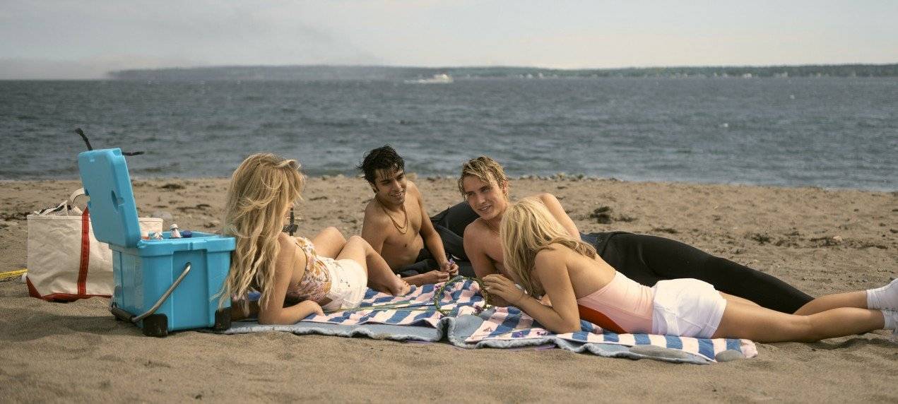 Die Clique am Strand.