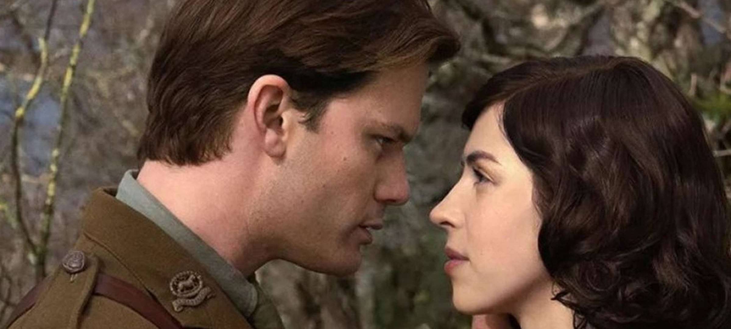 Julia und Henry führen eine Beziehung in der Zeit des Weltkriegs.