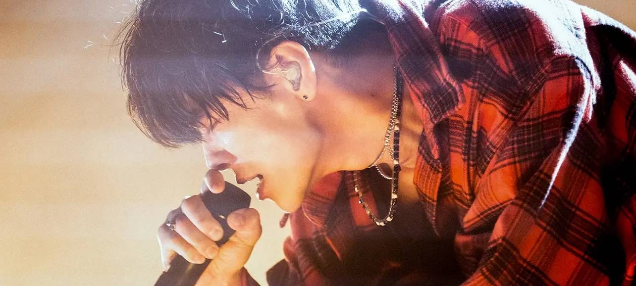 Der Säner der Band Tenblank gibt Vollgas.