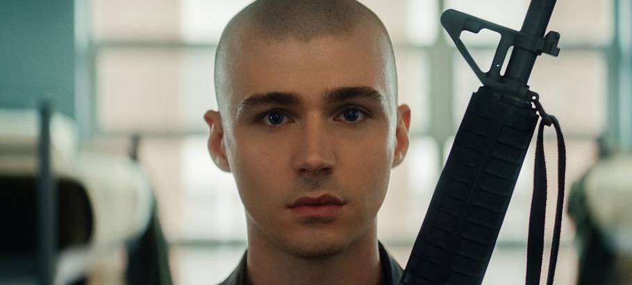 Cameron bekommt beim Militär eine neue Frisur.