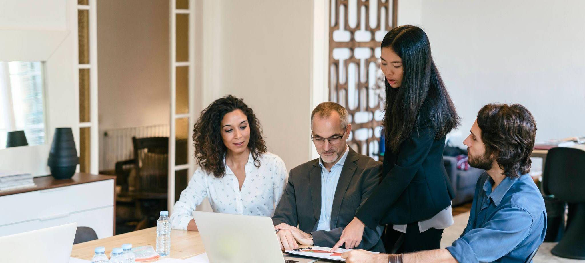 Kollegen beraten gemeinsam an einem Konferenztisch