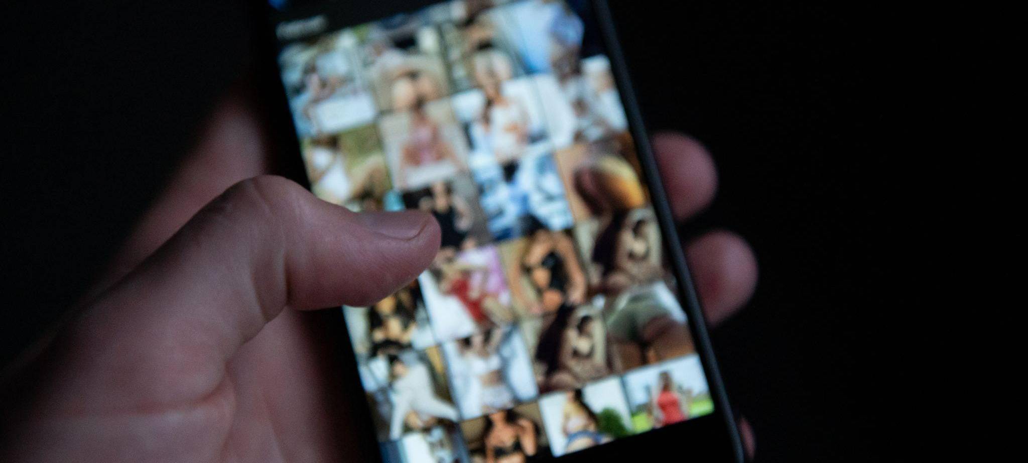 Pornografische Bilder auf einem Smartphone