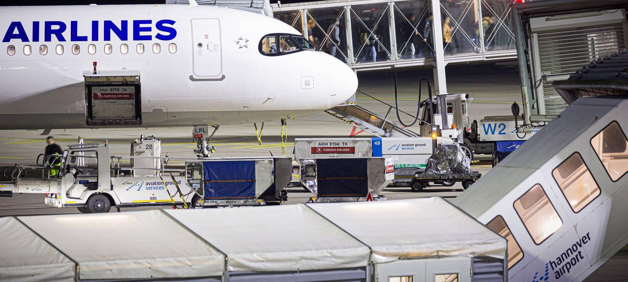 Flughafen Hannover - Ankunft Afghanen mit Aufnahmezusage