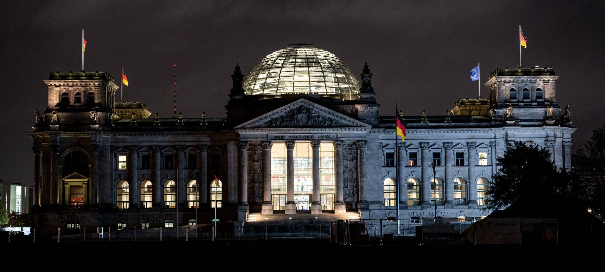 Reichstagsgebäude im Morgengrauen