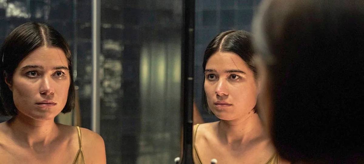 Smilla betrachtet sich im Spiegel.