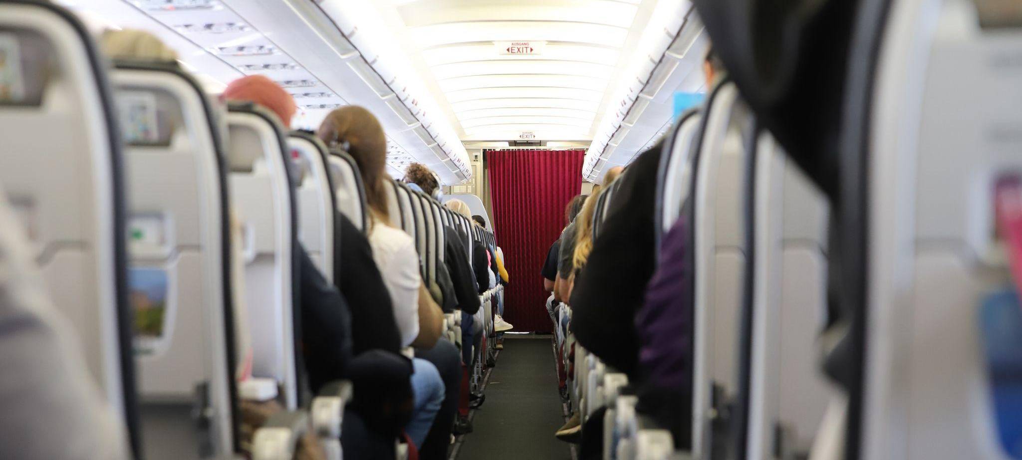 Blick in die Kabine eines Airbus A320 während des Fluges