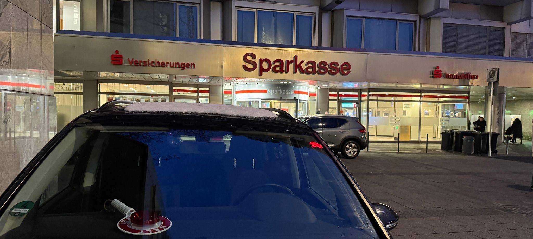 Polizei durchsucht Sparkasse nach Millionen-Coup
