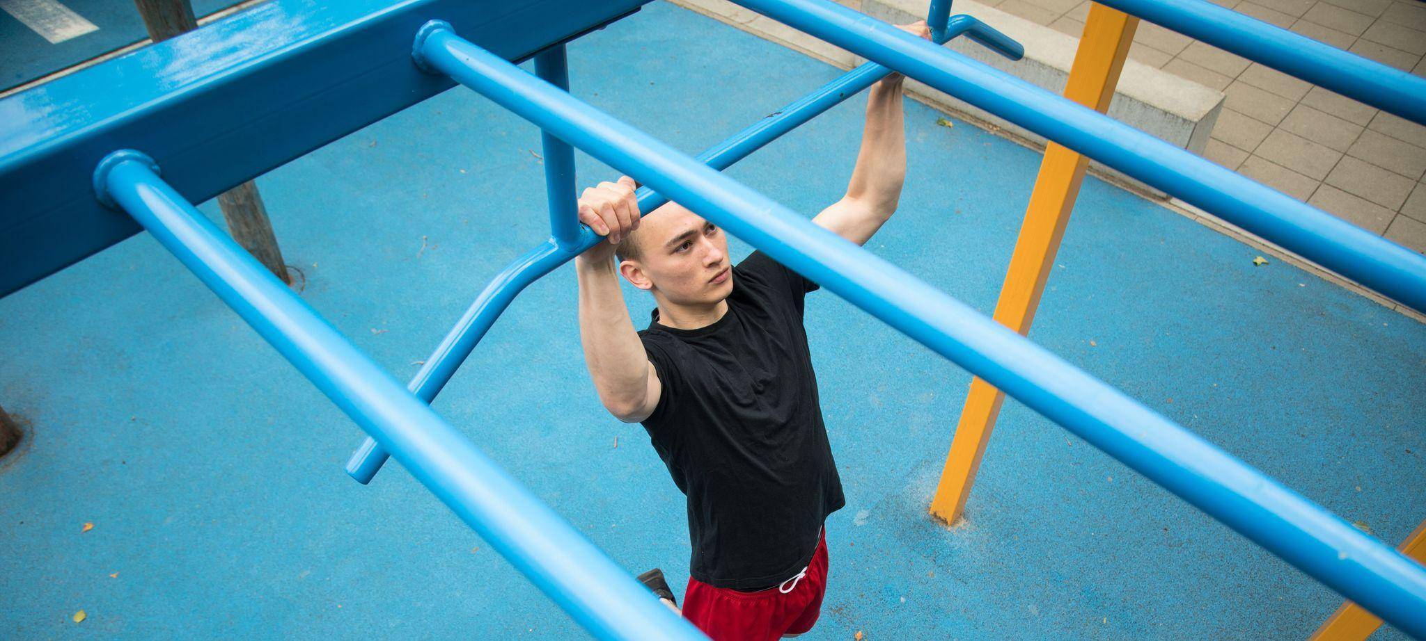 Ein Mann übt Klimmzüge