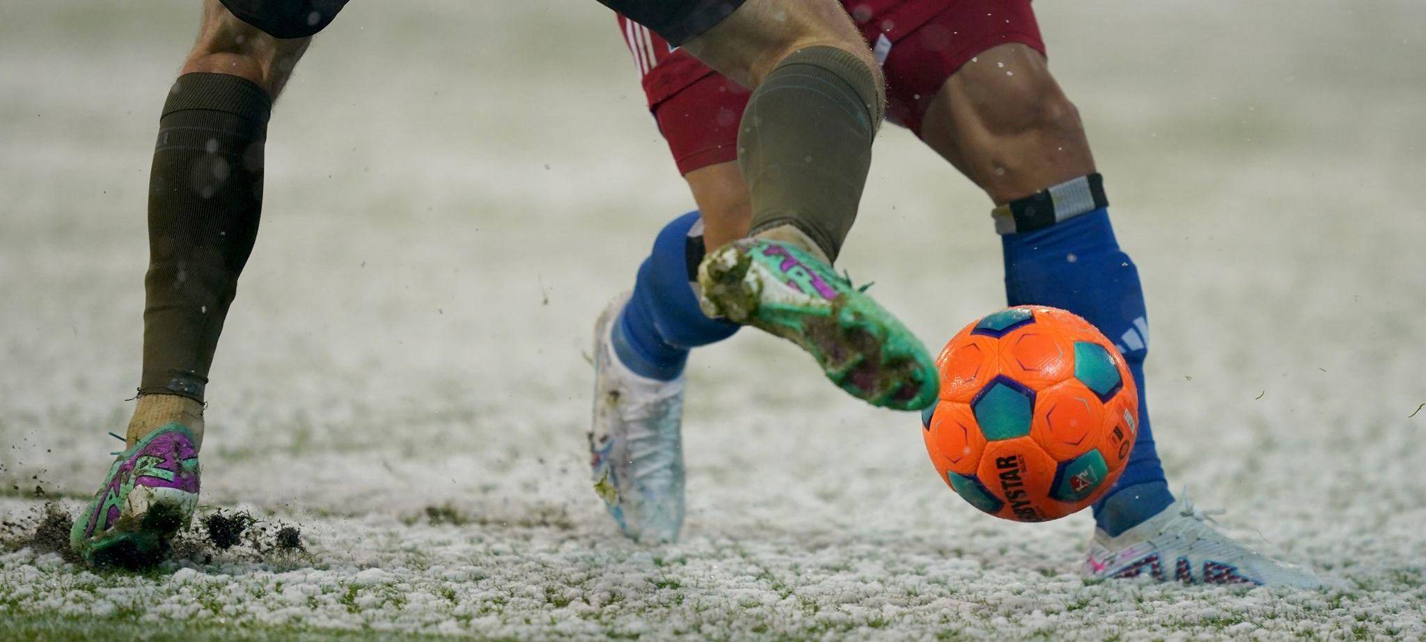 Fußballspielen im Schnee