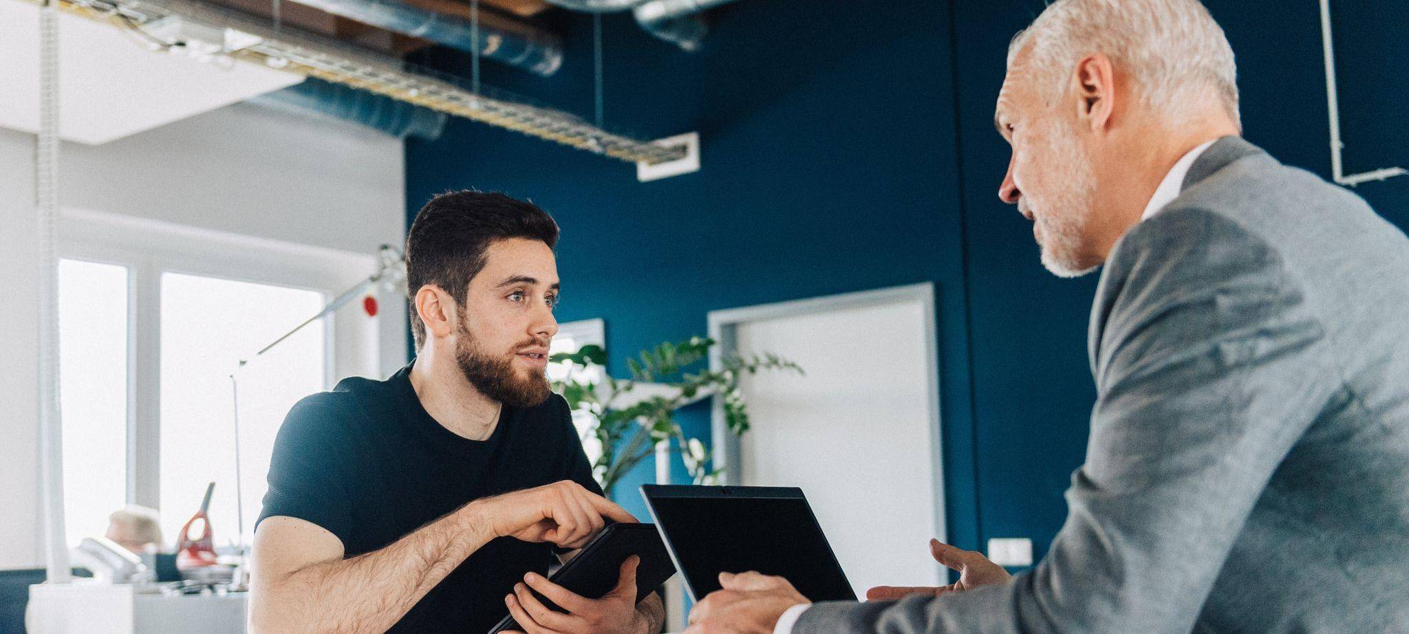 Zwei Männer im Gespräch