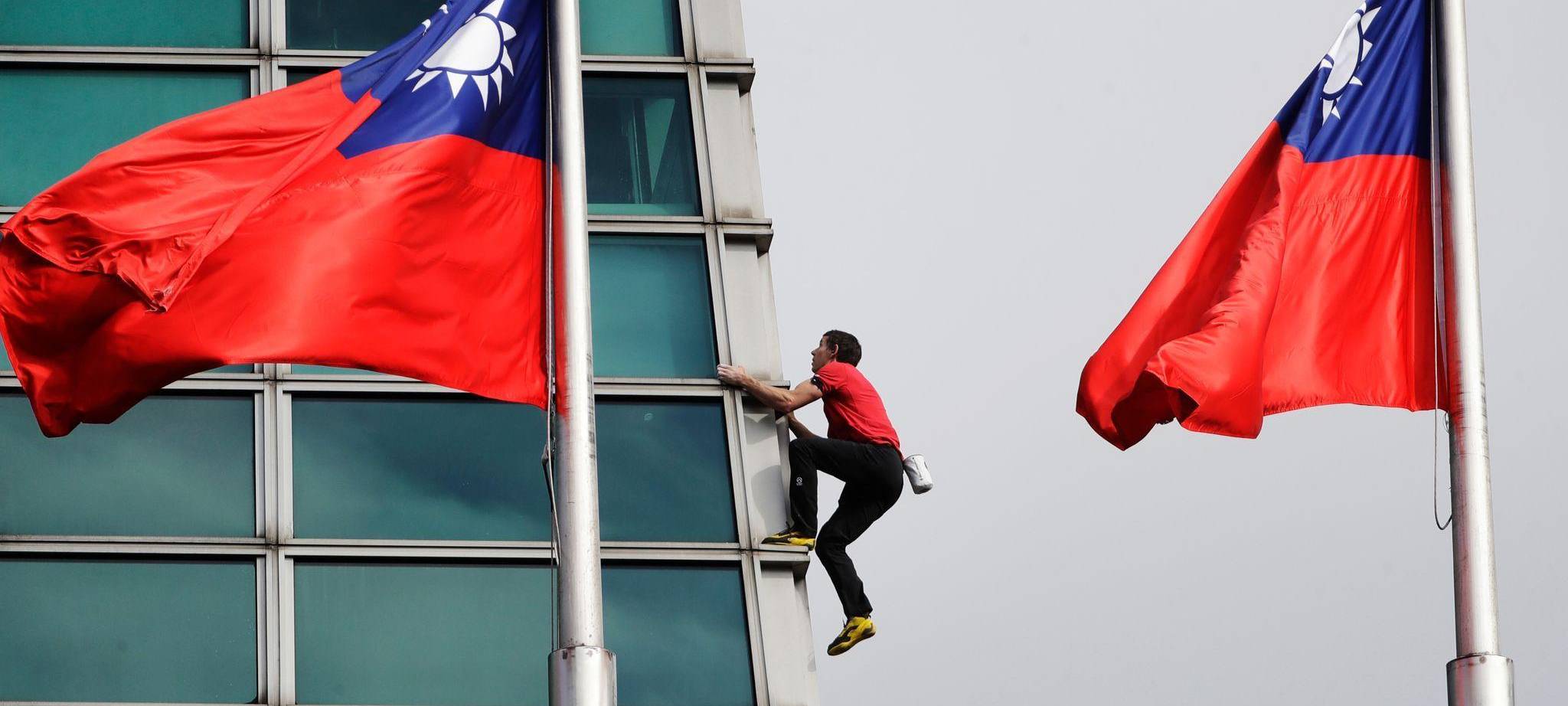Freeclimber Honnold klettert auf Wolkenkratzer