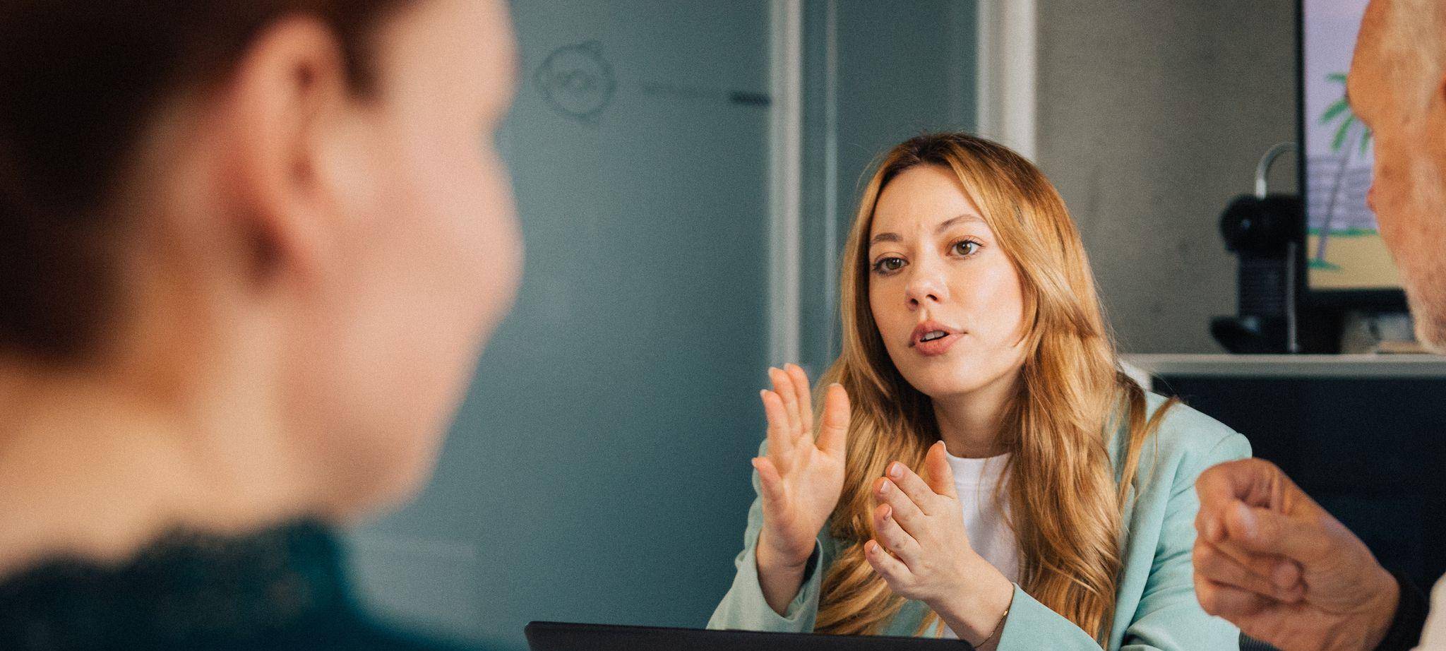 Eine Frau in einem Meeting