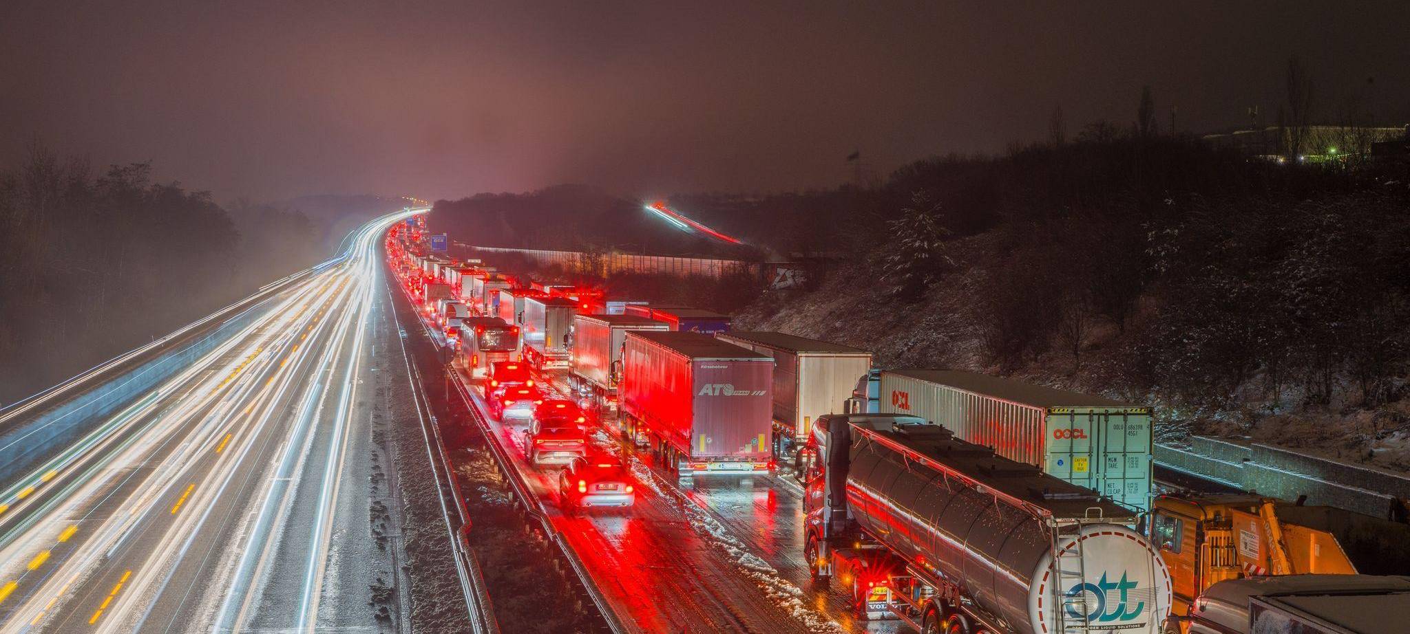 Verkehrsstau nach Wintereinbruch in Hessen