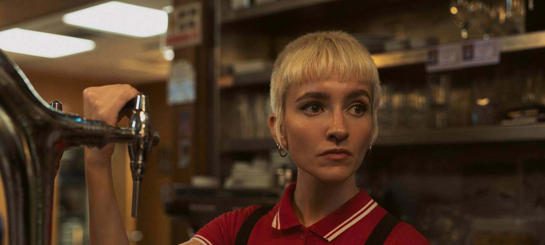 Milena zapft ein Bier.