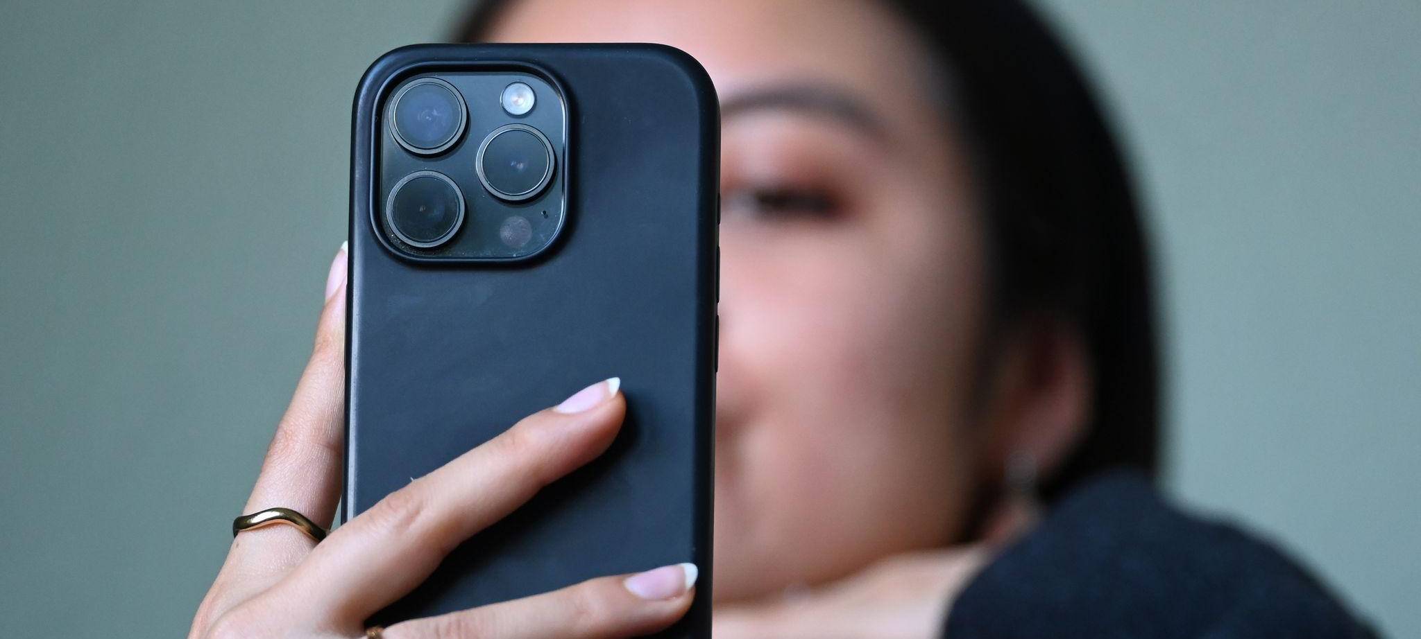 Junge Frau nimmt Selfie auf