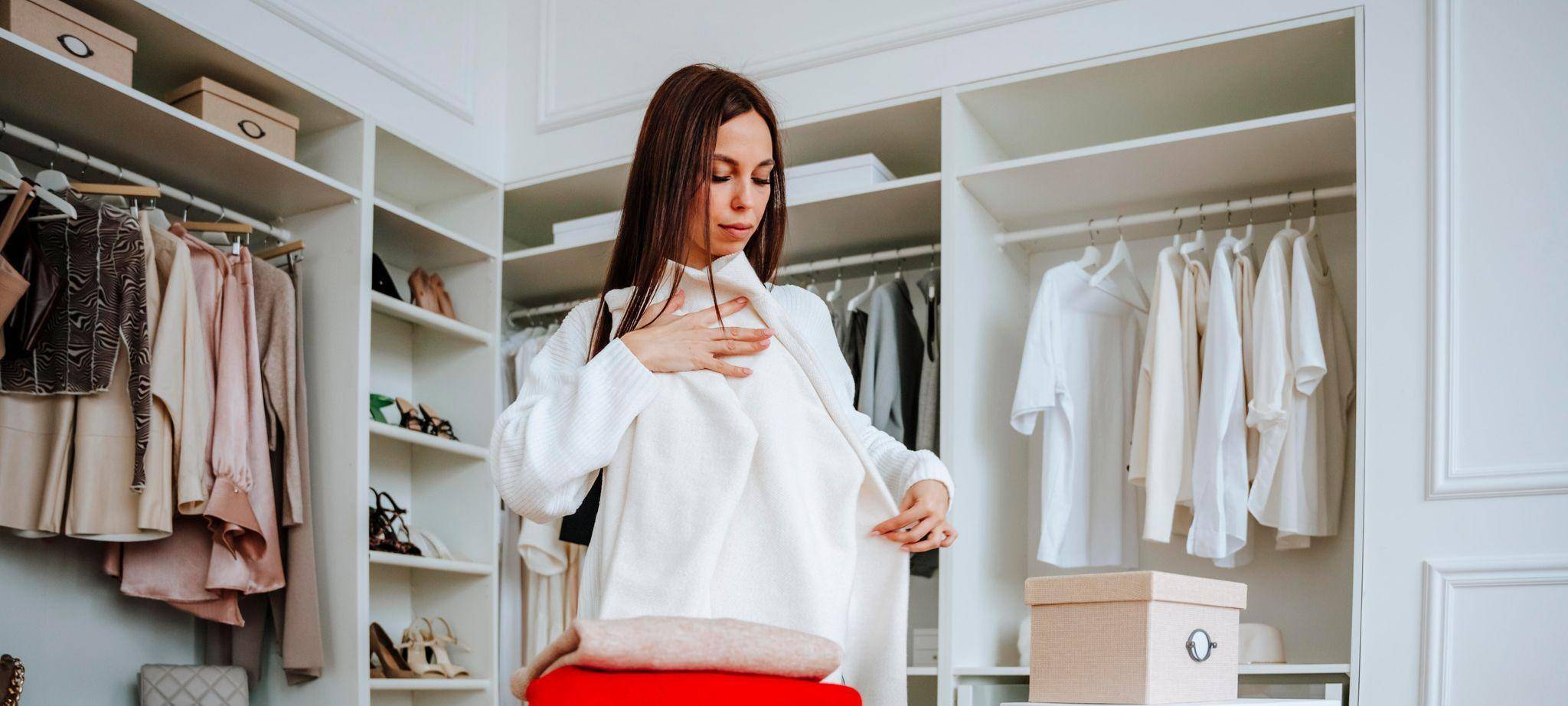 Frau sortiert Kleidung