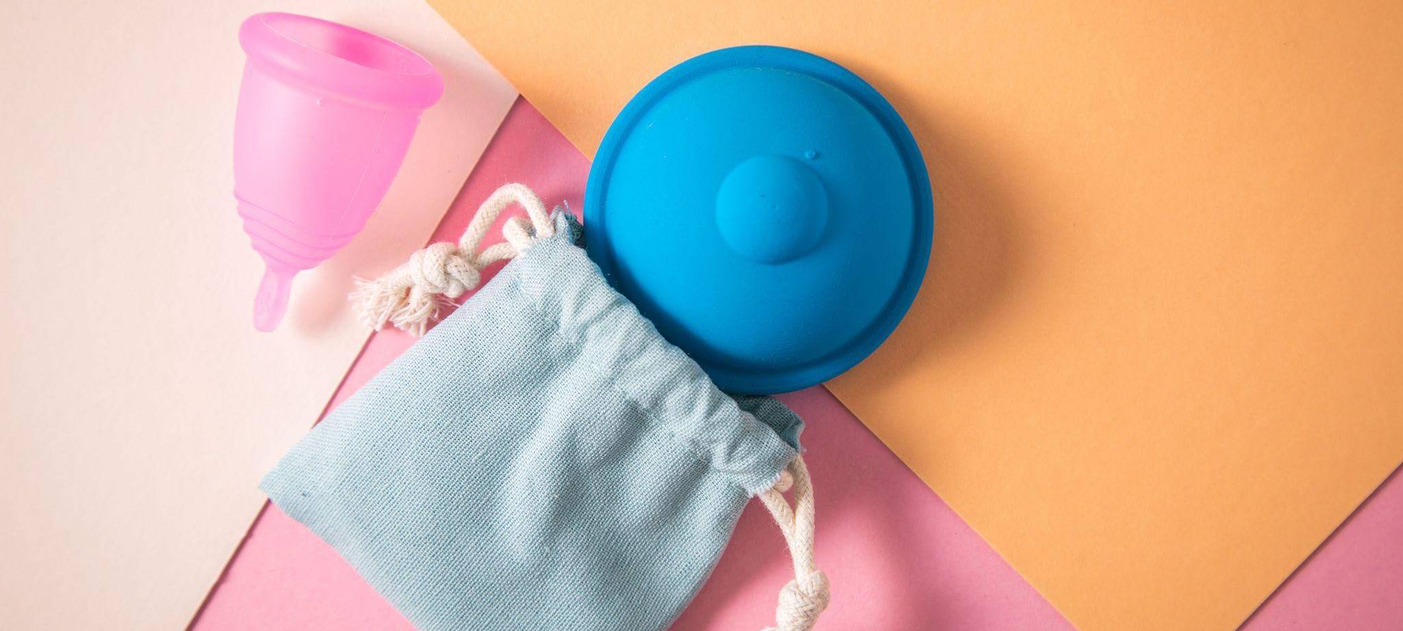 Eine Menstruationstasse und eine Menstruationsdisc