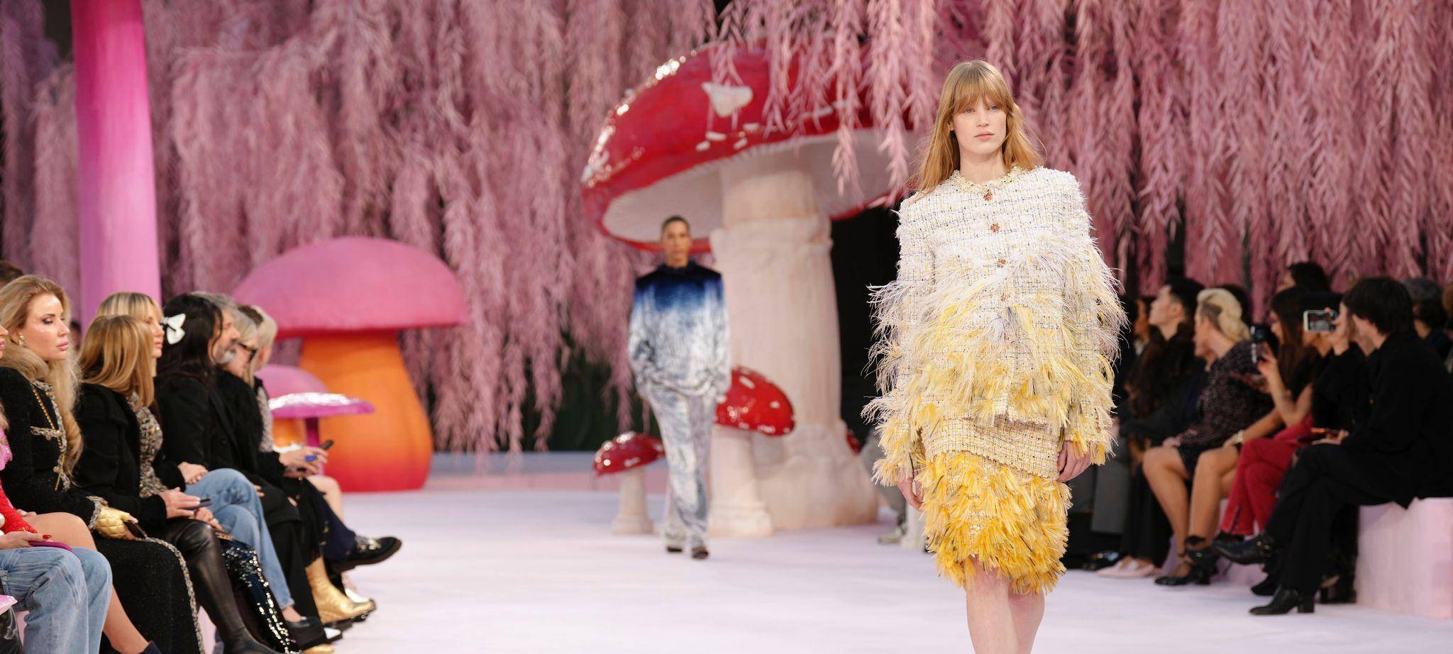 Model trägt Kreation aus der Chanel FS26 Haute Couture-Kollektion