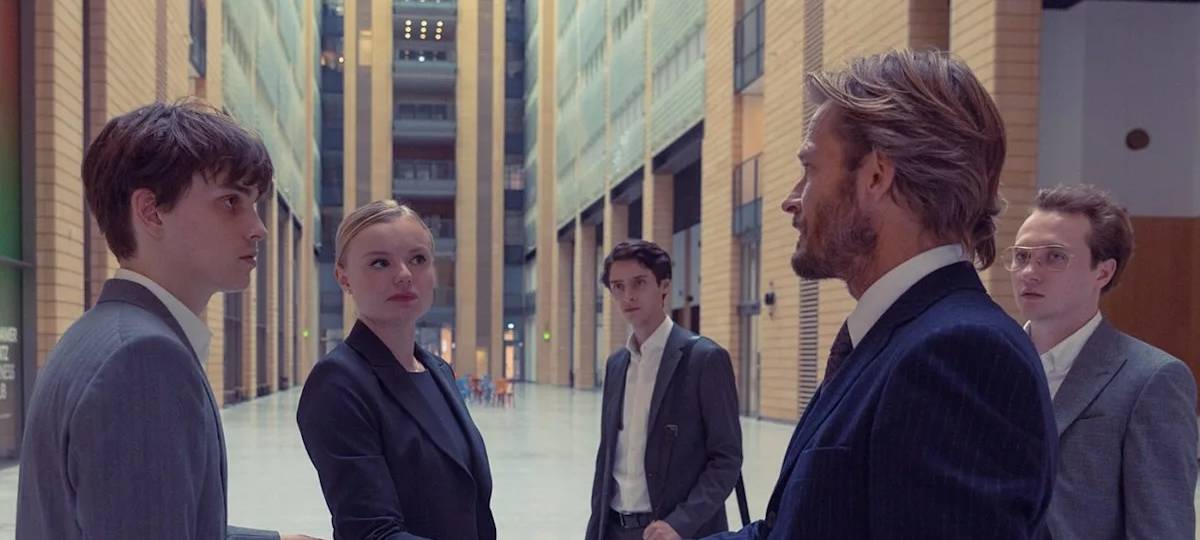 In der Bank werden Deals ausgemacht.