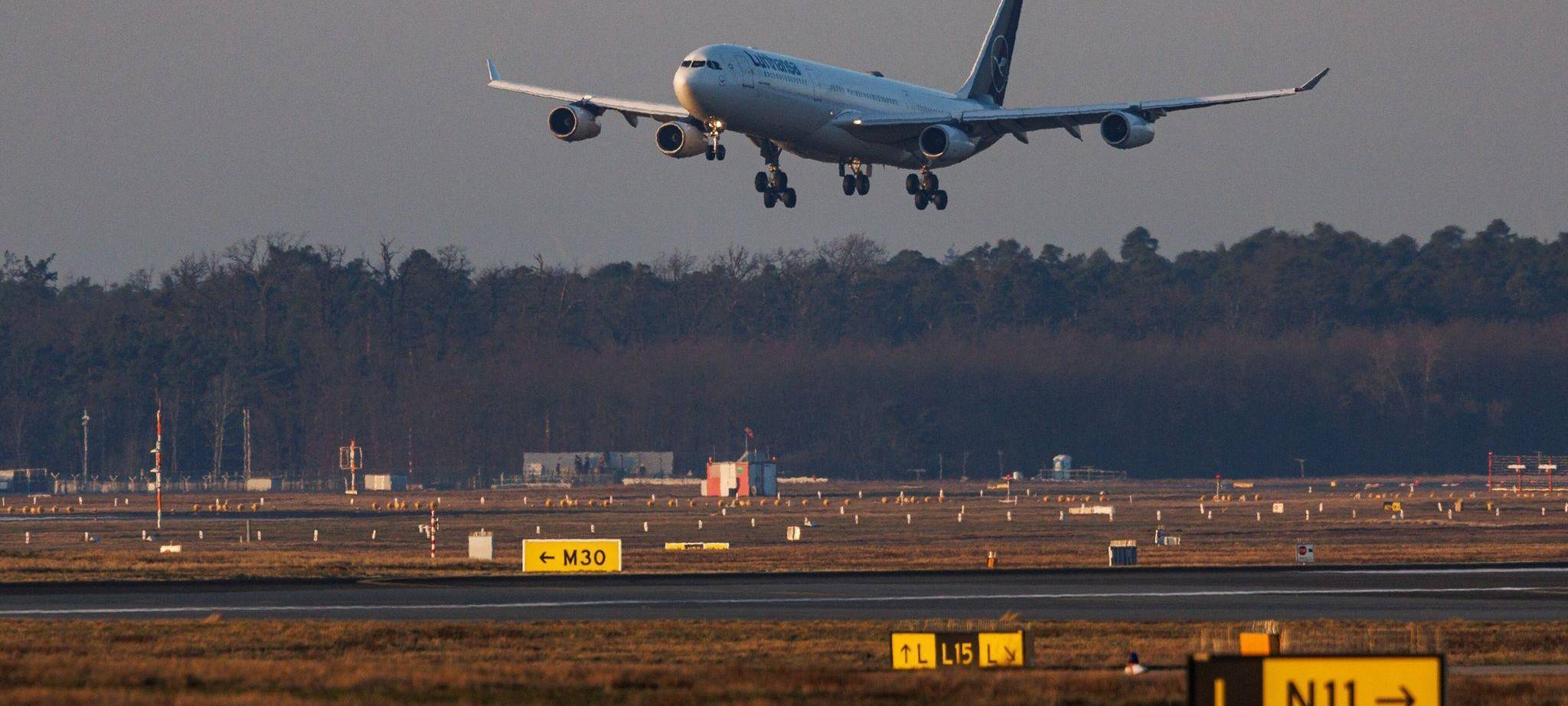 Lufthansa Maschine aus dem Oman am Frankfurter Flughafen