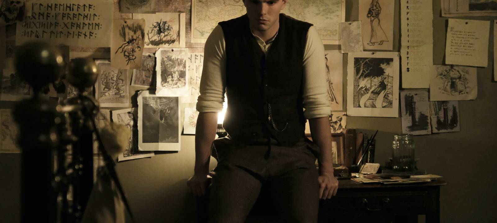 Schriftsteller Tolkien steht an seinem Arbeitsplatz