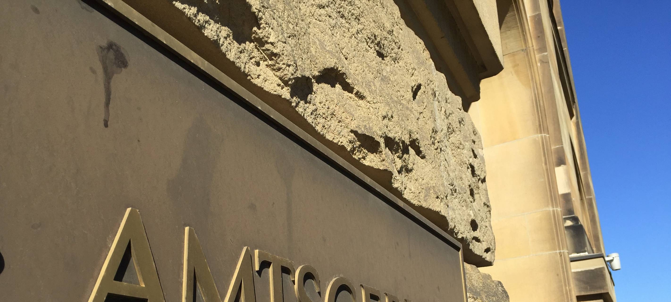 Pfarrer soll Kirchenkonten geplündert und Geld gewaschen haben