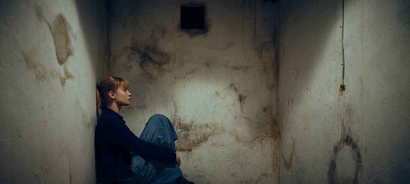 Eine Frau in einer Zelle?